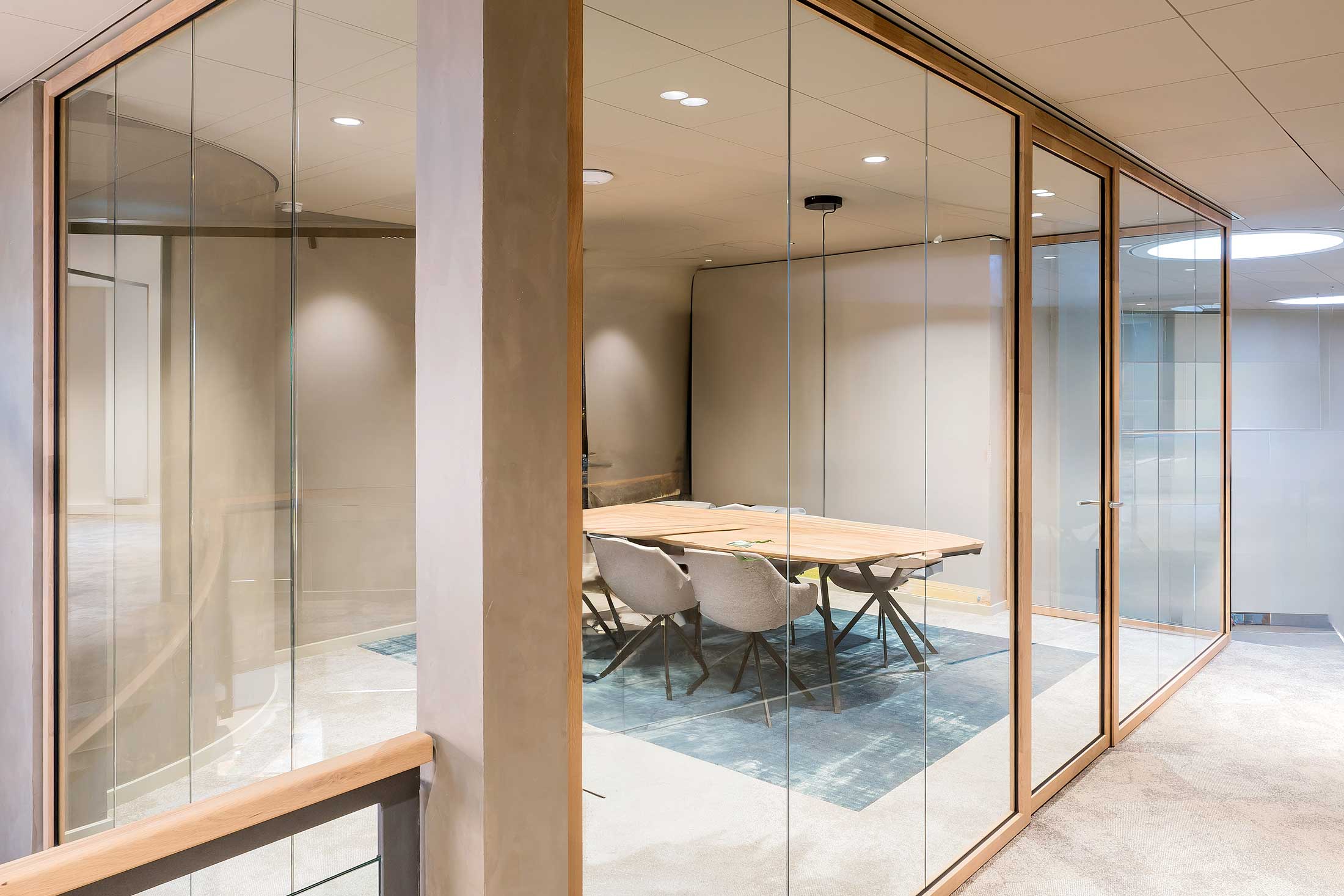 eiken-deur-deurpost-Eik-frame-systeem Staaldeuren deuren van aluminium met glas